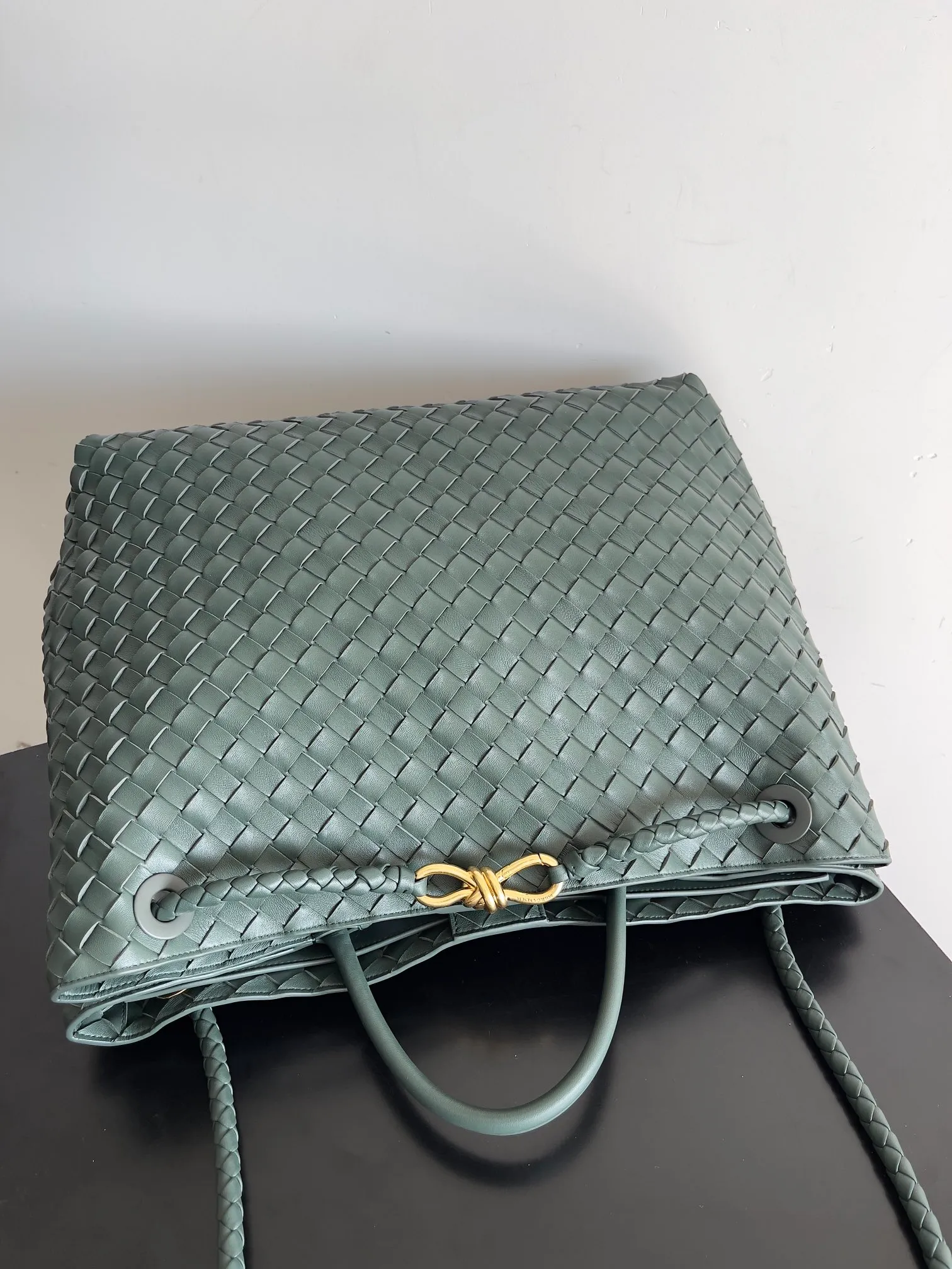 Batch 3760 Recently, the same style of bag that celebrities love is both high-end and practical. Michelle Yeoh, Kim Namjoon, Jing Boran, Tong Liya, Sun Qian, Wu Qianyu, Du Juan, Ma Yili and Bai Baihe are all carrying Bottega Veneta summer series Andiamo handbags. Andiamo has a simple structure and rounded lines. The whole piece is made of Nappa leather. It is comfortable, soft and dynamic. It adds interest to daily life and can be easily matched with various styles. Andiamo handbags are available in three sizes: small, medium and large. There are many colors to choose from, which can meet different needs. You can really carry it whether it is daily or attending events. Style number: 743575 Size: 45*22*34 including handle height 44cm